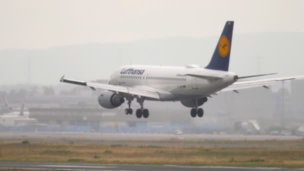 Airbus 320 touchdown — Stok Video