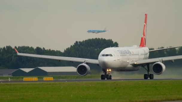 Turkiska Airlines Airbus 330 avgång — Stockvideo