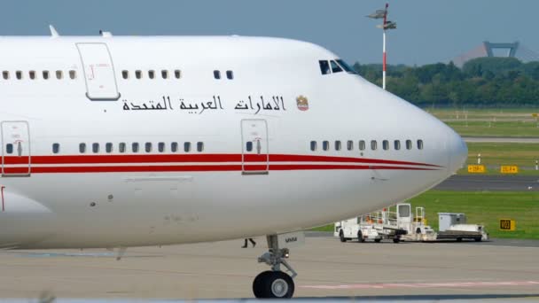Spojené arabské emiráty Royal letadlo Boeing 747 pojíždění — Stock video
