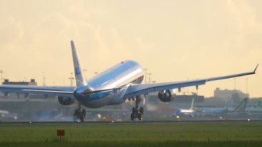KLM Airbus 330 yaklaşıyor
