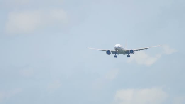 Aviones de cuerpo ancho acercándose sobre el océano — Vídeos de Stock