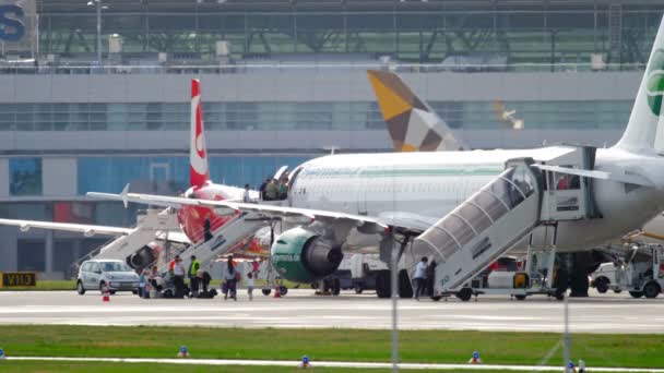 Passagiers aan boord van vliegtuig — Stockvideo