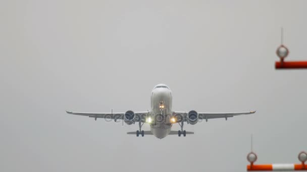 Отправление самолета в дождливую погоду — стоковое видео