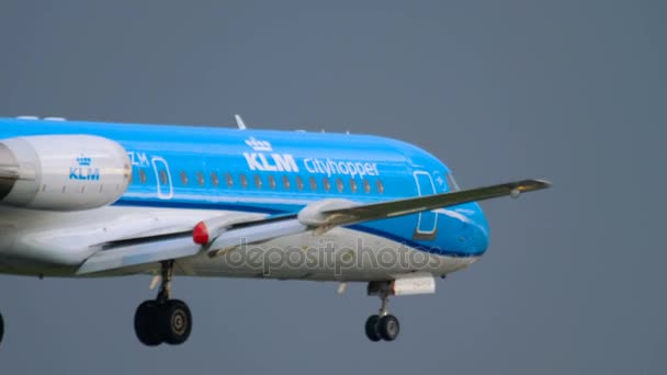 KLM Cityhopper Fokker 70 aterrizaje — Vídeos de Stock