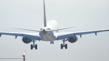 Erken sabah yaklaşan uçak