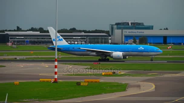 KLM Boeing 777 acelera antes de la salida — Vídeos de Stock