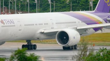 Uçak kalkmadan önce piste dönün.