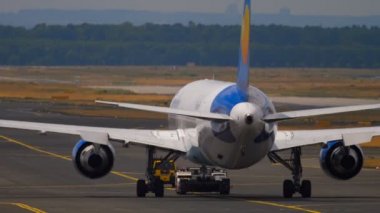 Boeing 767 servise çekme