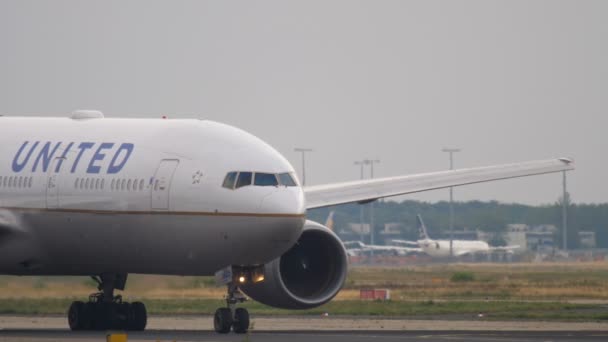 Boeing 777 circulant avant le départ — Video