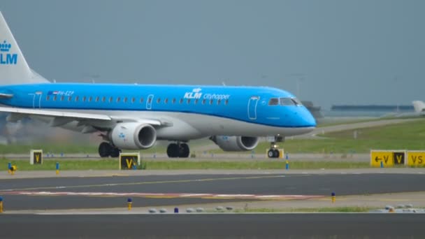 KLM Cityhopper Embraer 190 taxning — Stockvideo