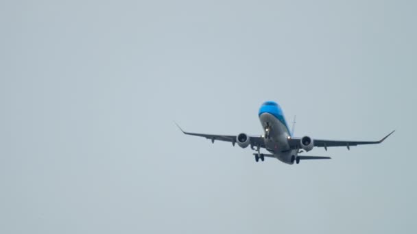 KLM Cityhopper Embraer 175 felszállás és mászni — Stock videók
