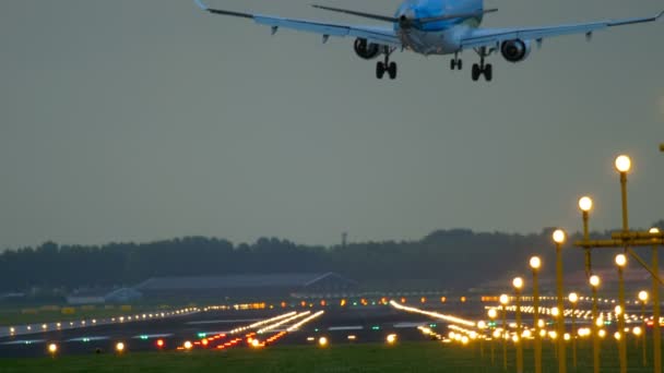 KLM Cityhopper Embraer 175 landet — Stockvideo