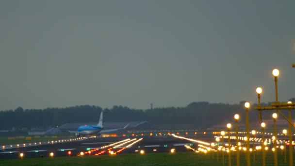KLM Cityhopper Embraer 175 taxning — Stockvideo