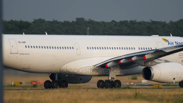 Air Namibia Airbus 330 början — Stockvideo