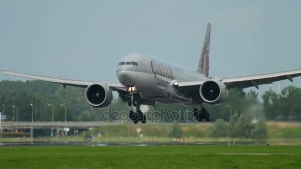 Катар Грузовой Боинг 777 приближается — стоковое видео