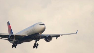 Delta Hava Yolları'nın Airbus 330 yaklaşıyor