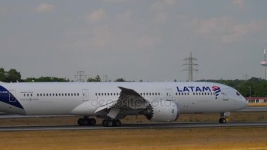 Düş gemisi indikten sonra taksicilik yapıyor.