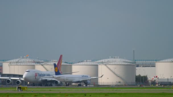 Verkeer van Schiphol airport — Stockvideo