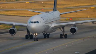 Lufthansa Airbus 340 Taksilemek