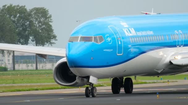 KLM Boeing 737 перед вылетом — стоковое видео