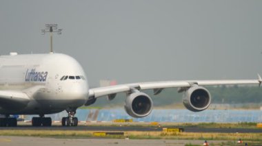Lufthansa Airbus 380 Taksilemek