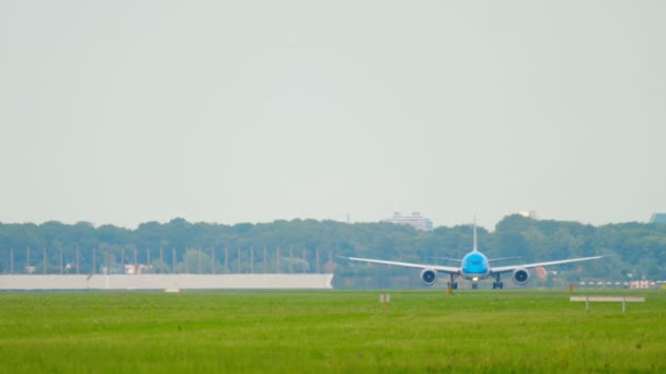 Klm オランダ航空ボーイング 787 ドリームライナーは、出発前に加速します。 — ストック動画