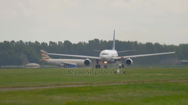 Аэробус Air Transat 330 ускоряется перед взлетом — стоковое видео