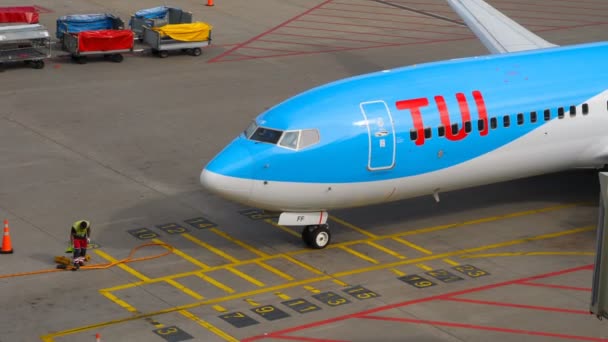 TUI Fly Boeing 737 estremità di rullaggio — Video Stock