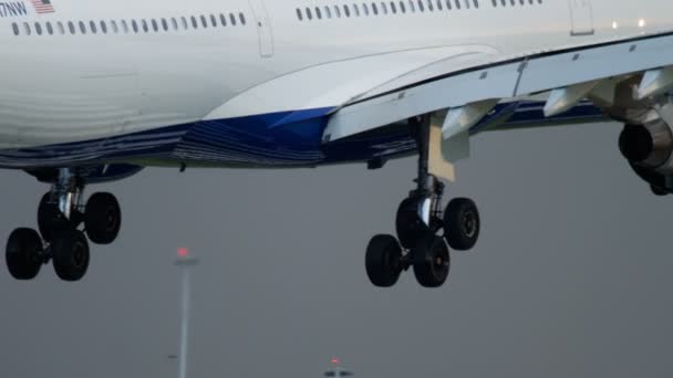 Delta Airlines Airbus 330 närmar sig — Stockvideo