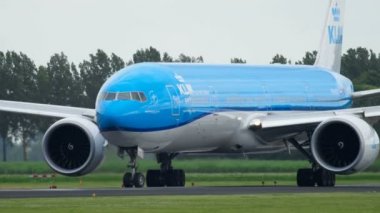 KLM Boeing 777 kalkış önce Taksilemek