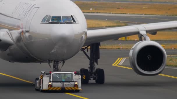 Airplane towing from service. — Stock Video