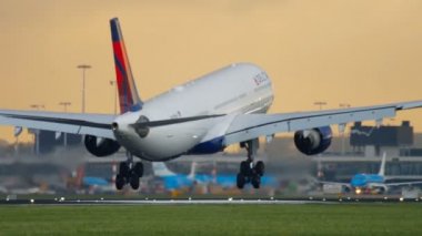 Delta Hava Yolları'nın Airbus 330 yaklaşıyor