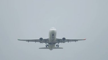 Yağmurlu havada uçak kalkıyor.