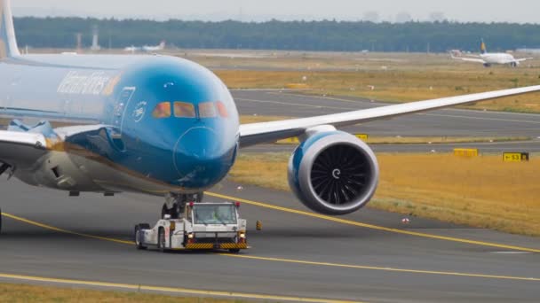 서비스에서 견인 하는 보잉 787 — 비디오