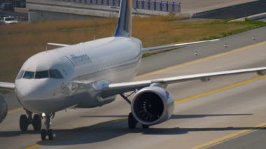 Airbus 320 Lufthansa iniş sonra Taksilemek