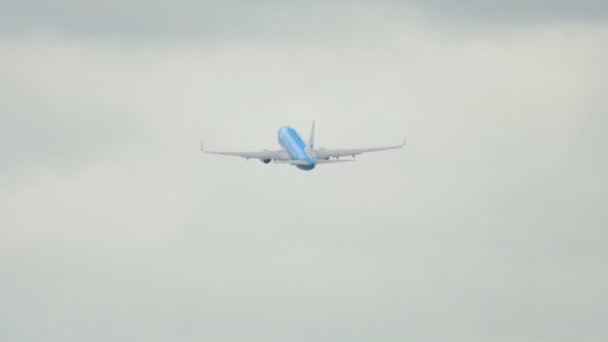 KLM Boeing 737 kalkış ve tırmanış — Stok video