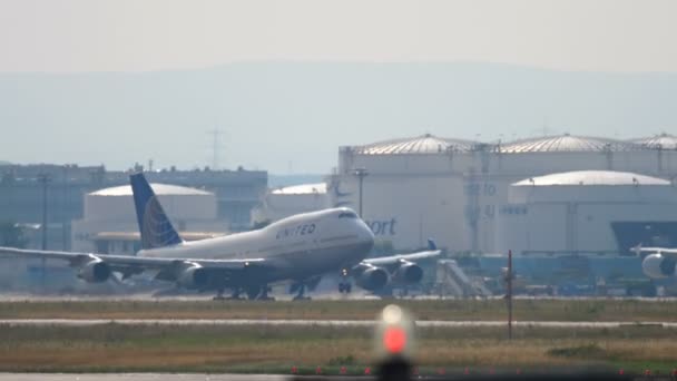 Boeing 747 despegue y ascenso — Vídeo de stock