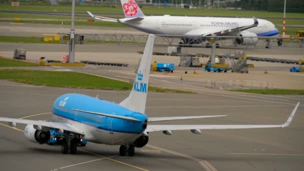 KLM Boeing 737 remolque — Vídeos de Stock