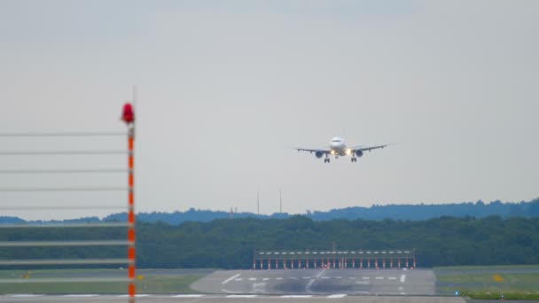 航空機が夜に近づいています。 — ストック動画