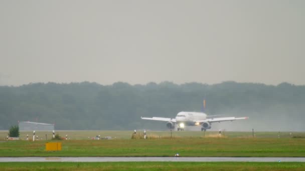 Frenado del avión después de aterrizar con tiempo lluvioso — Vídeos de Stock