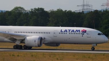 Düş gemisi indikten sonra taksicilik yapıyor.