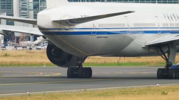 Remolque del avión desde el servicio. — Vídeos de Stock