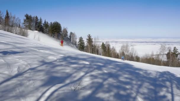 高山滑雪运动员在小山附近 Belokurikha — 图库视频影像