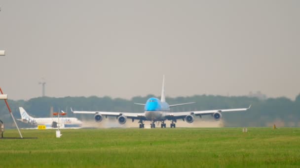 Klm オランダ航空ボーイング 747 型機が出発前に加速します。 — ストック動画