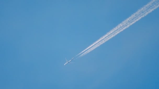 Passagierflugzeug im Höhenflug — Stockvideo