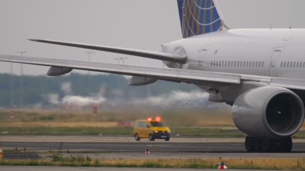 Boeing 777 τροχοδρόμησης πριν από την αναχώρηση — Αρχείο Βίντεο