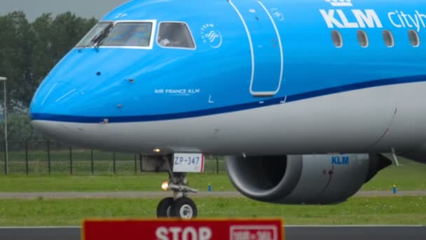 KLM Cityhopper Embraer 190 kołowania — Wideo stockowe