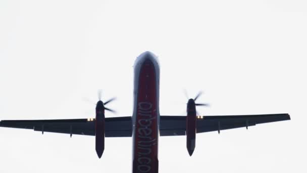 Bombardier Dash 8 take-off — Stock Video