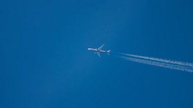 Yüksekten uçan uçak