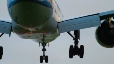 KLM Boeing 777 inişi